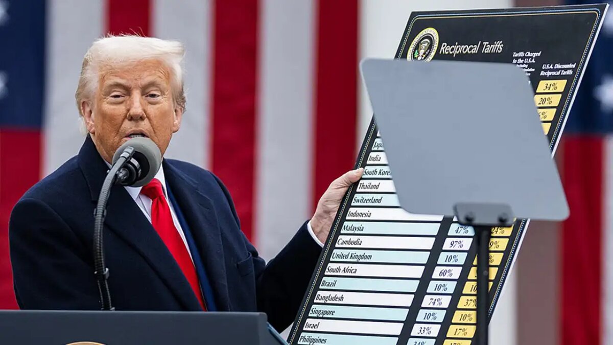    Президент США Дональд Трамп вводит пошлины.