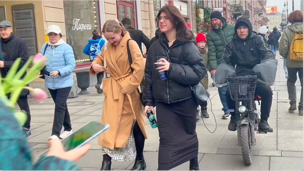 Вот прямо по Невскому проспекту едет!