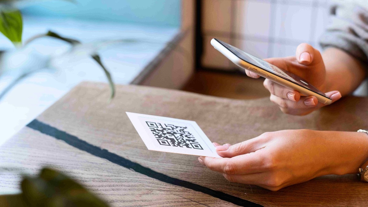    Лучше сканировать только те QR-коды, источник которых вам точно известен. Фото: Freepik