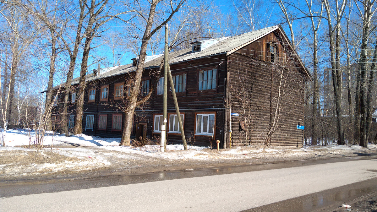 Даже столб не покосился