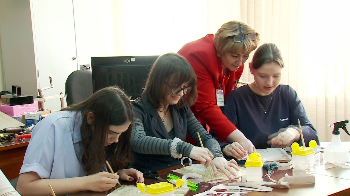 Участникам мастер-класса показали, как реставрируют документы с различными дефектами 