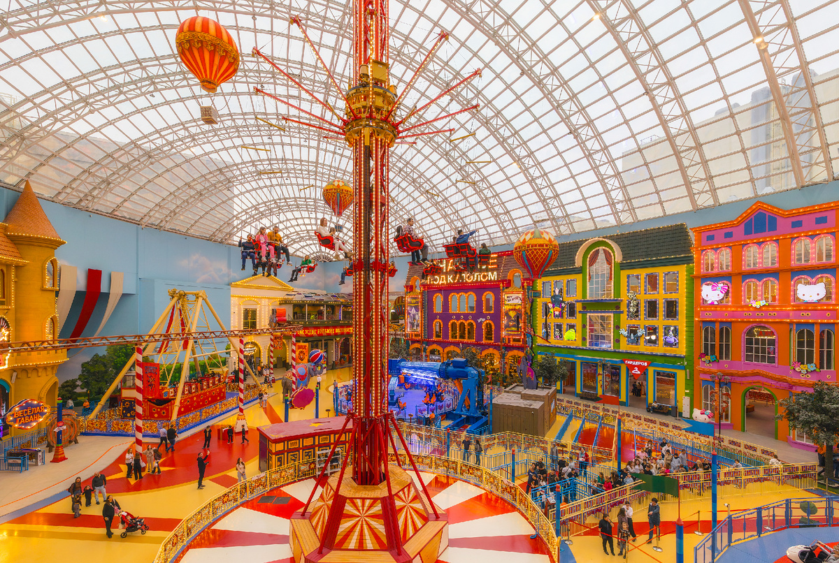 Тематическая зона «Под куполом» парка развлечений «Остров Мечты».