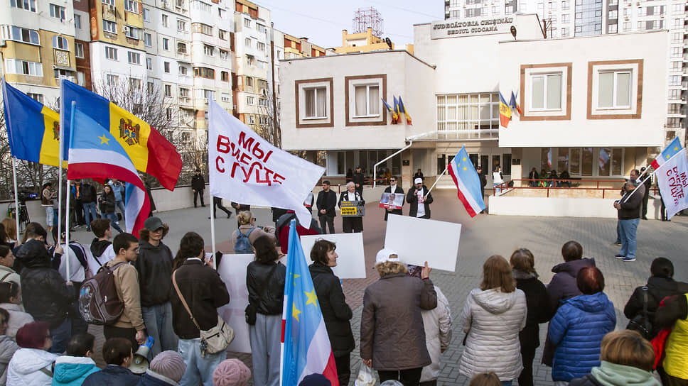 Сторонники главы Гагаузии Евгении Гуцул во время акции протеста перед зданием суда.📷Фото: Виктор Могылдя / Коммерсантъ