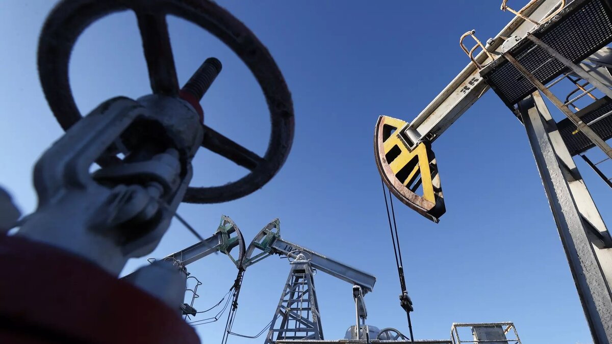 Длительный цикл низких цен на нефть — это гонка на выживание. Автор: Алеев Егор. Источник: ТАСС