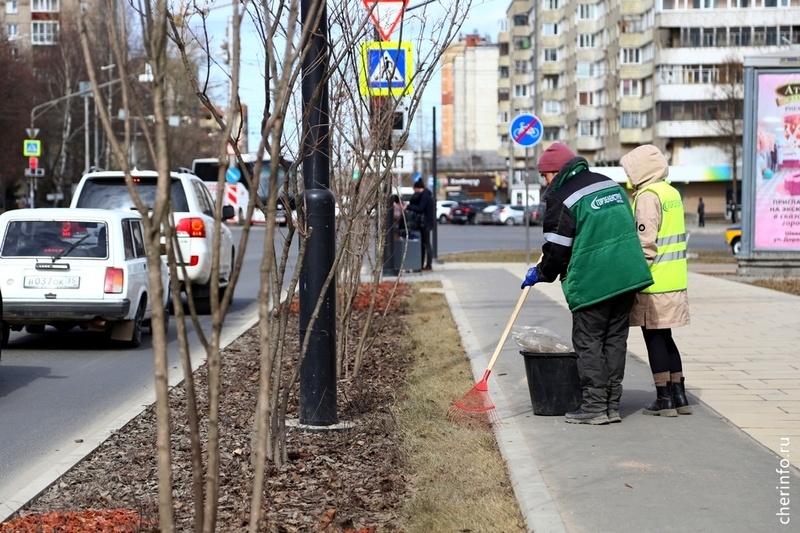    На улице приступили к работе специалисты "Горзеленстроя". Здесь приведут в порядок все цветники и газоны.