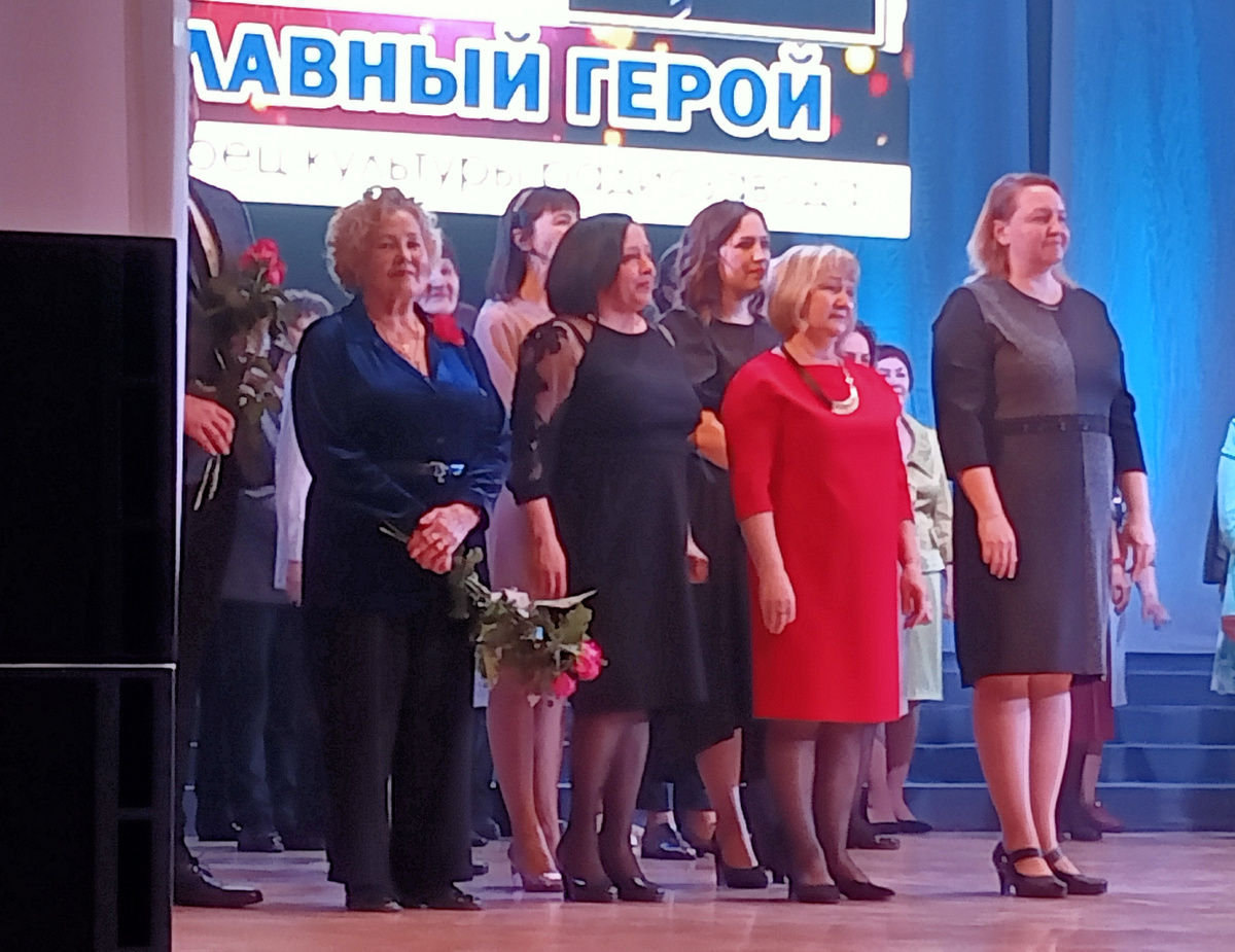 Мама на сцене во время юбилейного концерта. Фото автора