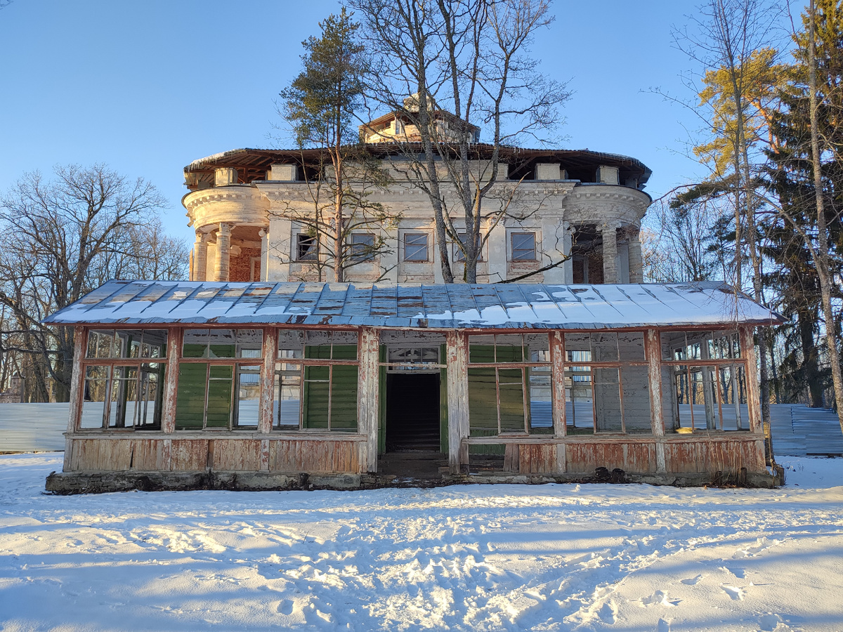 Усадебный дом и деревянная веранда. 