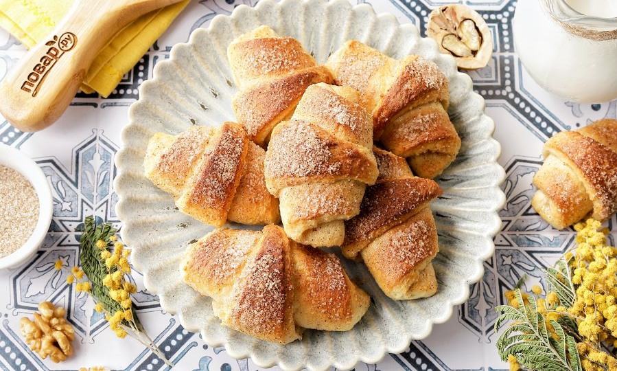 Рогалики с корицей и орехами