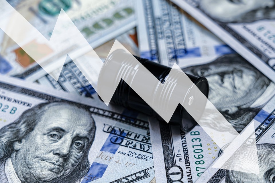    Цена на нефть опустилась, курс доллара снижается. Shutterstock