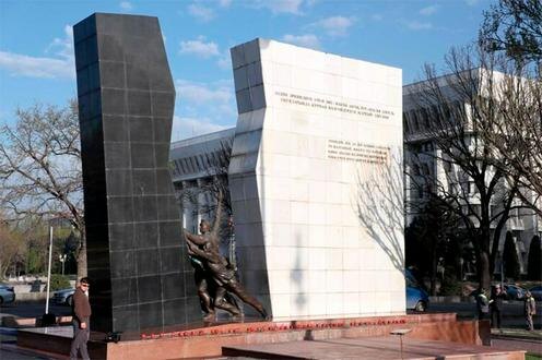 Монумент памяти погибших за свободу народа, Бишкек. Фото пресс-службы администрации президента Кыргызстана
