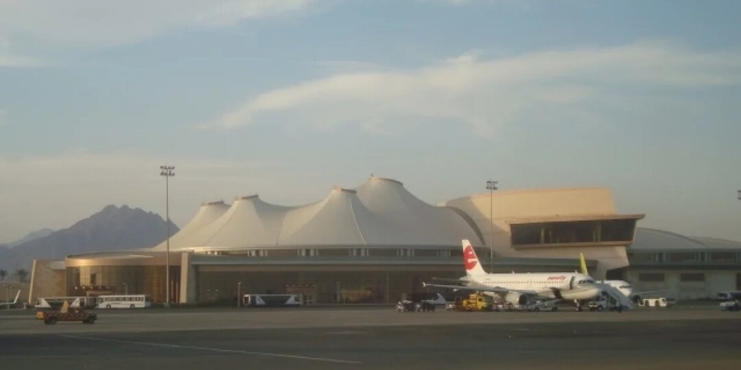 Одним – грязь, другим – духота. Туристы не могут вылететь из Уфы и Египта