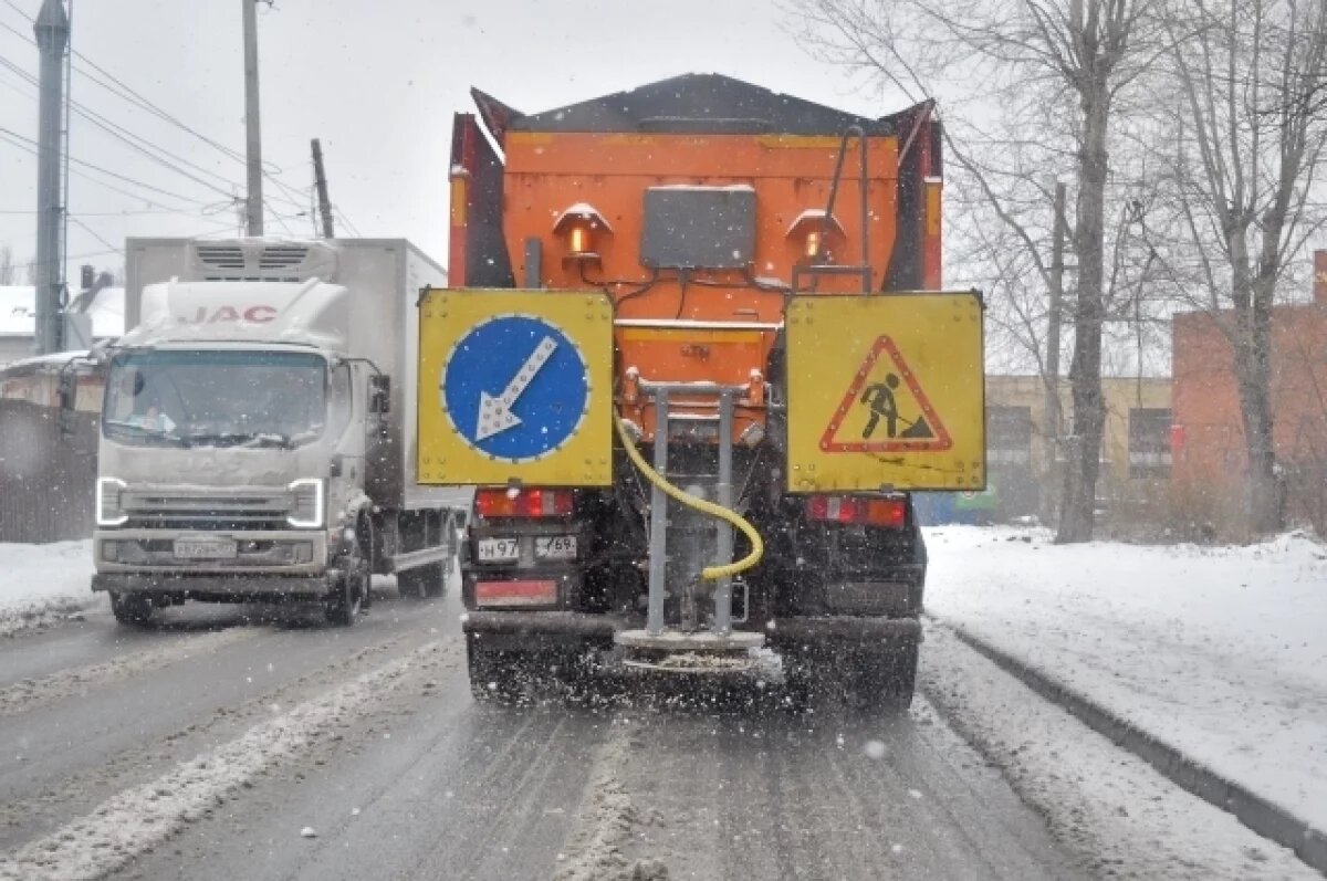    В Твери убирают дороги города от снега в апреле