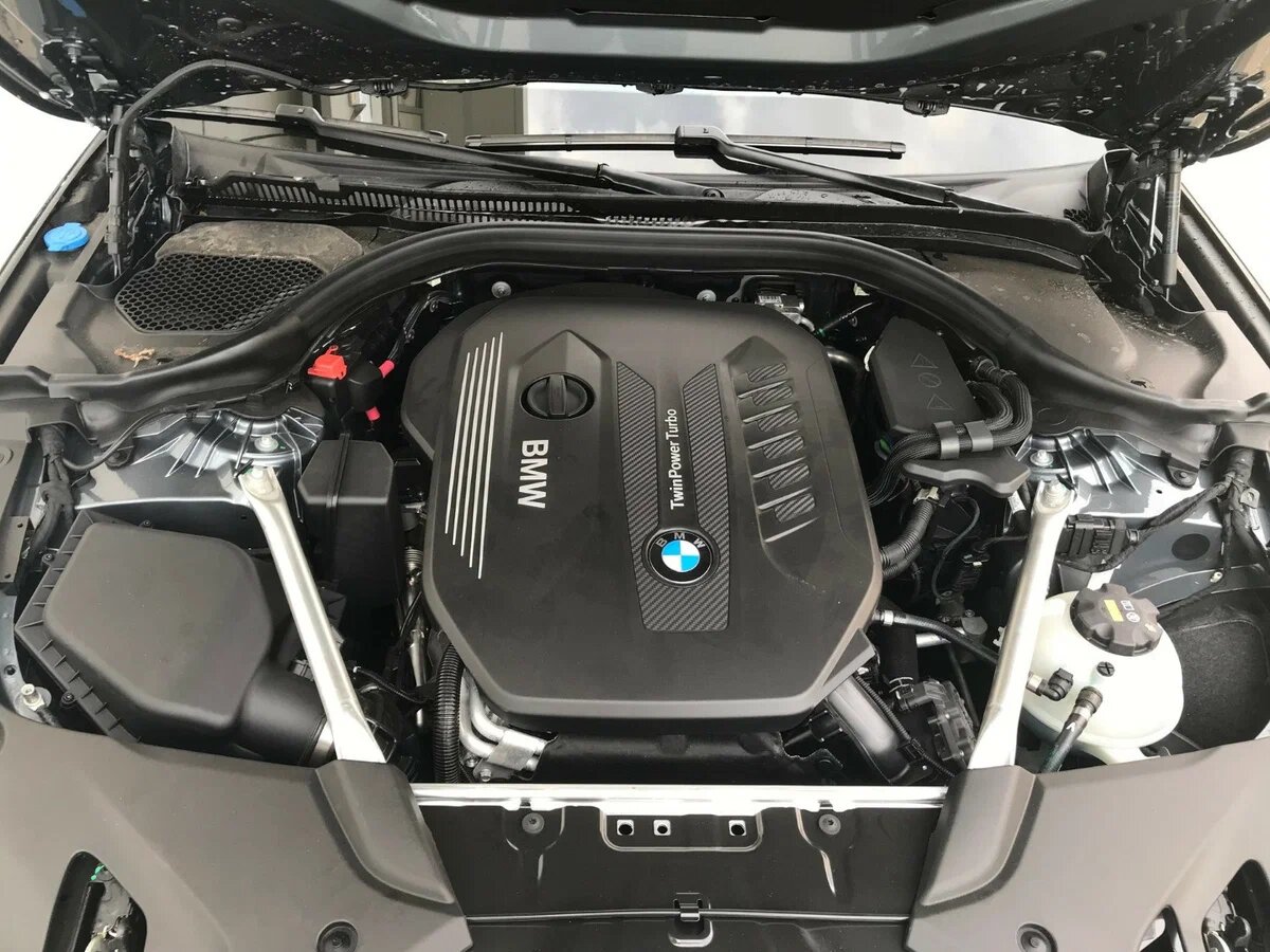 Динамика G30 также на высшем уровне. Автомобиль оснащен мощными и экономичными моторами, которые позволяют не только уверенно разгоняться, но и обеспечивать отличную управляемость. Подвеска прекрасно справляется с неровностями дороги, обеспечивая плавность хода и стабильность. Внешний вид автомобиля подчеркивает его спортивный характер, а система полного привода xDrive (в зависимости от комплектации) добавляет уверенности на скользких и сложных участках.
