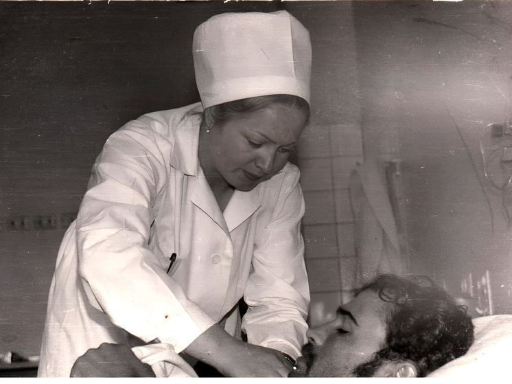 — У нас в отделении лежал парень, — вспоминает Татьяна. — Он был водителем и попал под сильный обстрел. Когда его машина кувыркалась, он сломал челюсть. Есть он мог только жидкую пищу, а в госпитале питание было афганское. Куда ему суп из баранины? (Медсестра Татьяна Зотова)