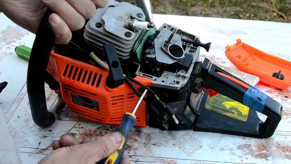 Корректировка холостого хода с помощью винта T