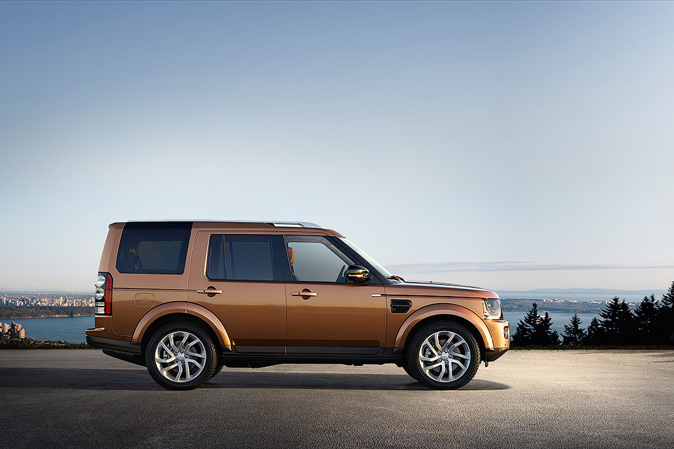 Land Rover Discovery 4 — это внедорожник, который был представлен в 2009 году и стал продолжением успешной модели Discovery 3. Этот автомобиль сочетает в себе отличные внедорожные качества с комфортом и роскошью, что делает его универсальным вариантом для как городских, так и загородных поездок.