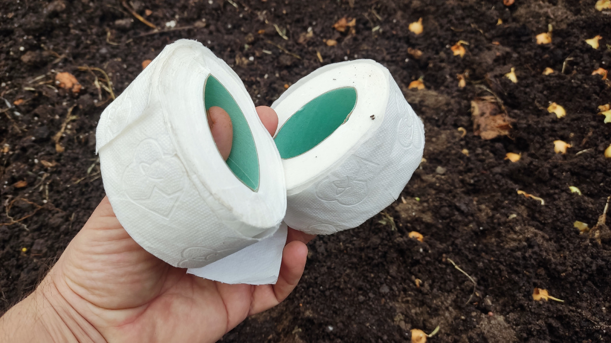 Взял рулон 3-х слойной туалетной бумаги и разрезал его на 2 части острым ножом.