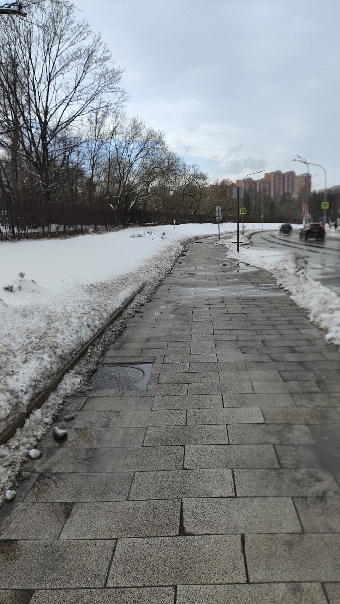 Дорогу вдоль парка почистили