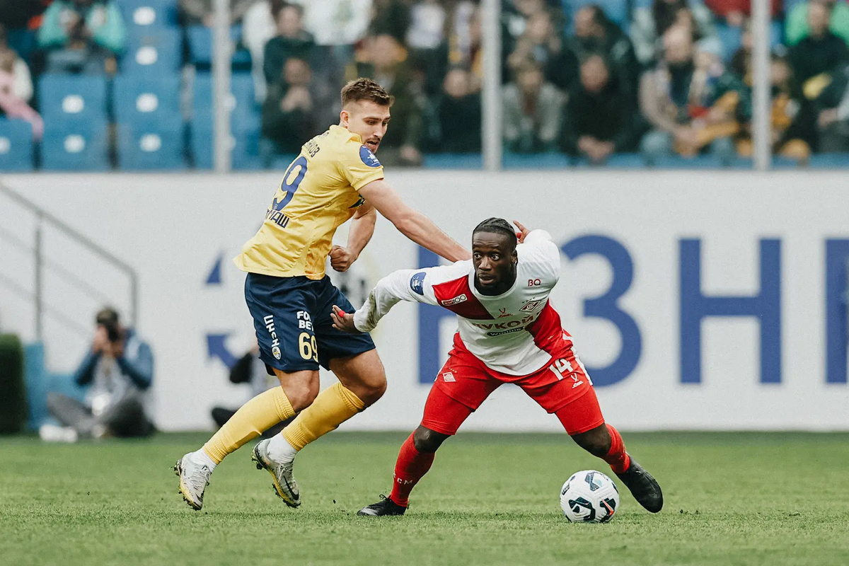 С этого ракурса Абена кажется ребенком по сравнению с Голенковым, но это не так