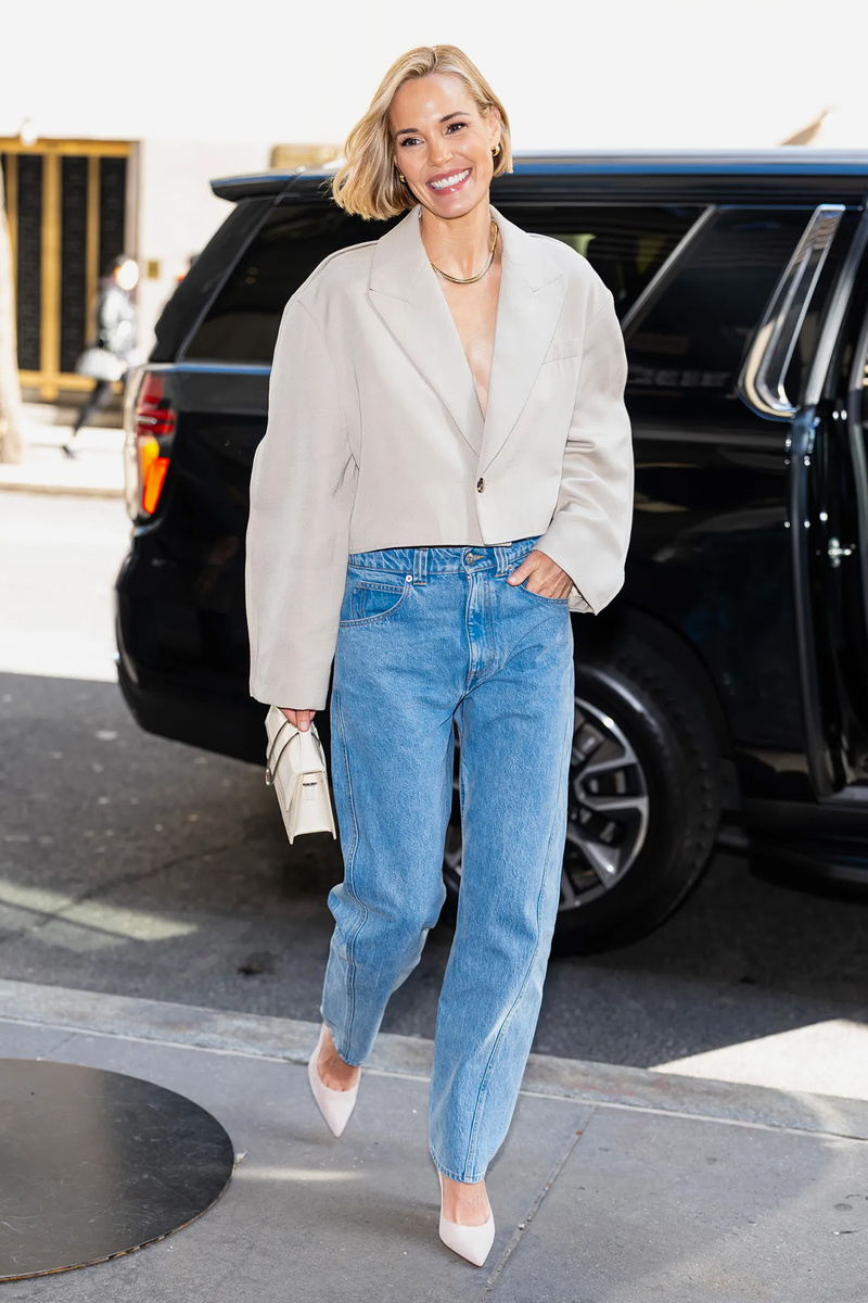    51-летняя Лесли Бибб в жакете, джинсах и с сумкой – все J.W. AndersonLegion-Media