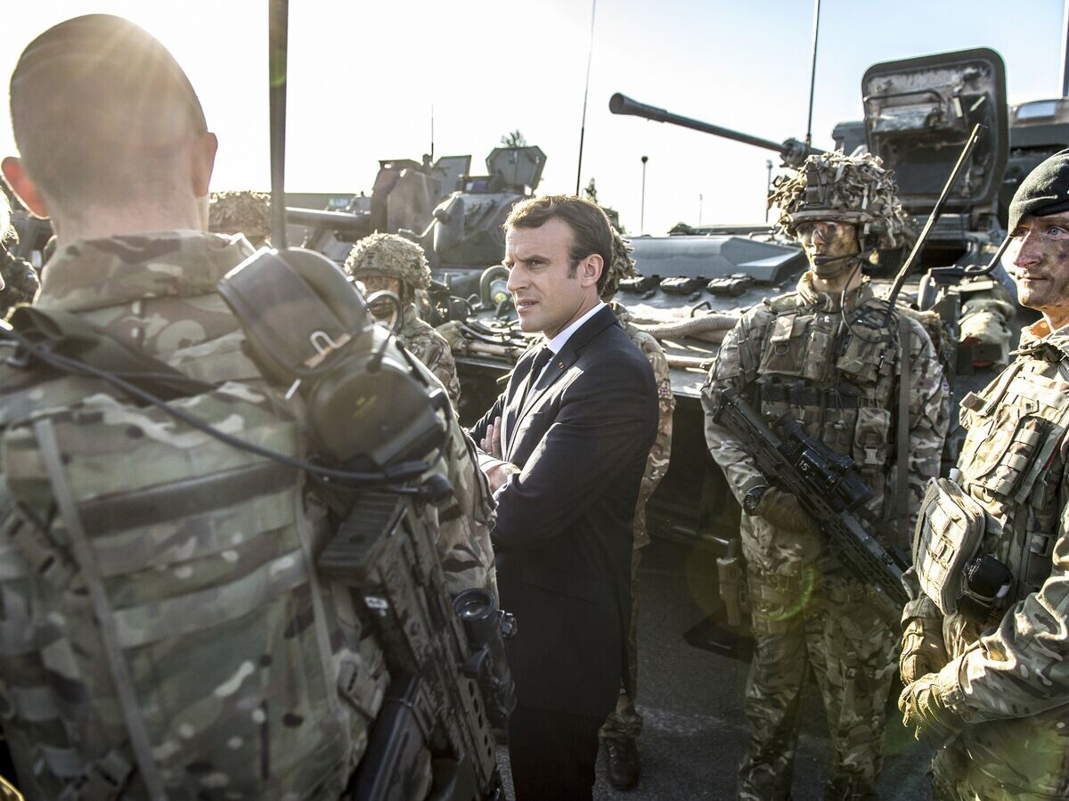    Президент Франции Эммануэль Макрон во время посещения военной базы НАТО в городе Тапа, Эстония© AP Photo / Marko Mumm