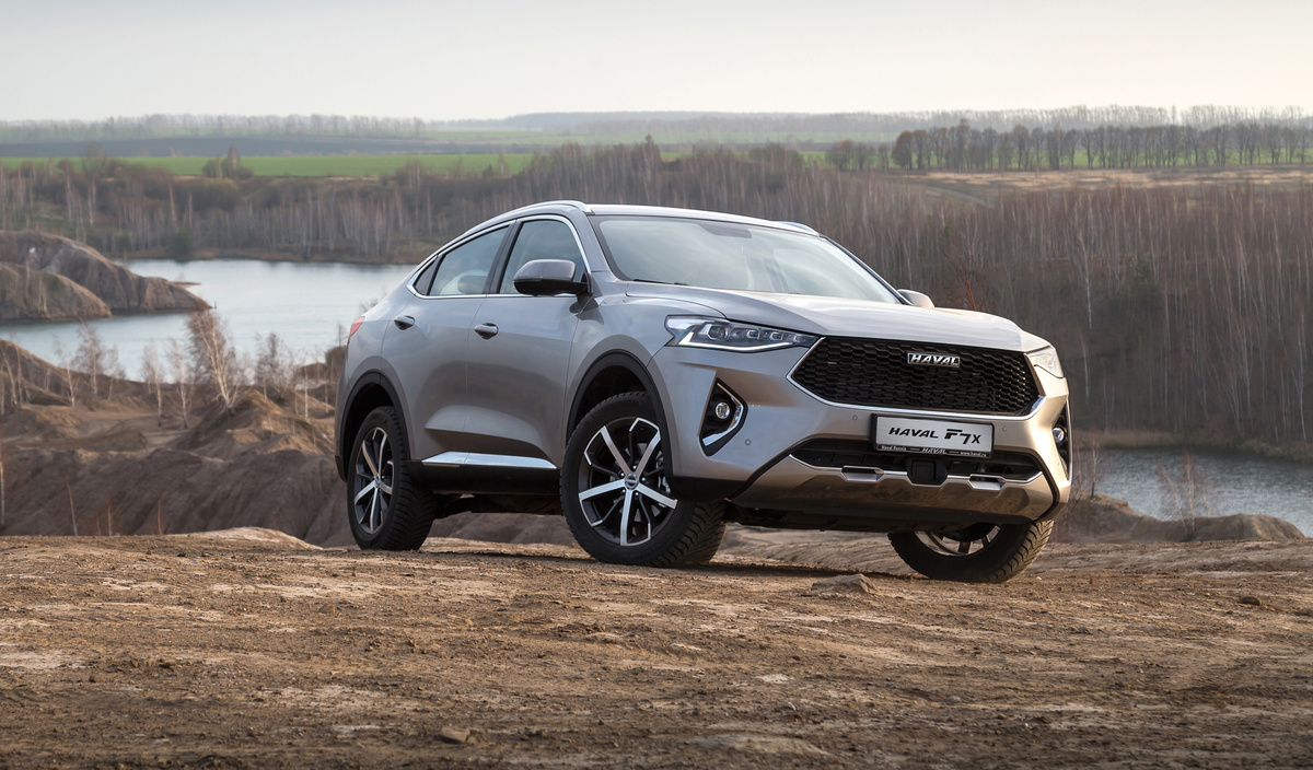 HAVAL F7 имеет динамичный и современный дизайн с выразительными линиями и агрессивной передней частью. 
