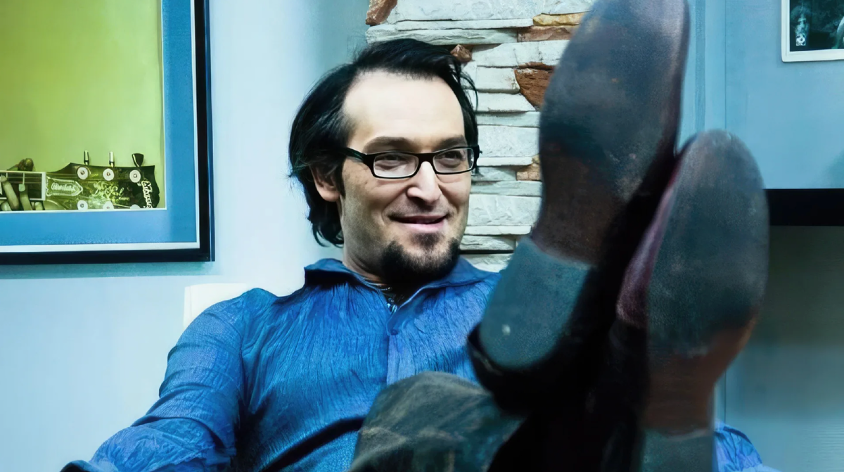 Иноагент Михаил Козырев в роли Миши- главы радиостанции в "Дне радио"