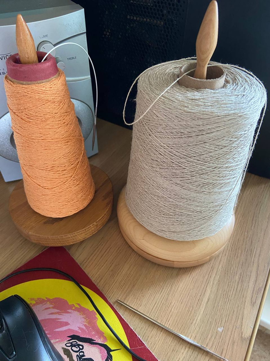 Слева буретный шелк (папайя) 700 м в 100 гр, справа - Гронитекс (хлопок/лён) 500 м в 100 гр