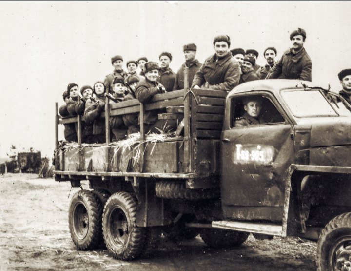 "Полковые шоферы". Фото О. Маркевича