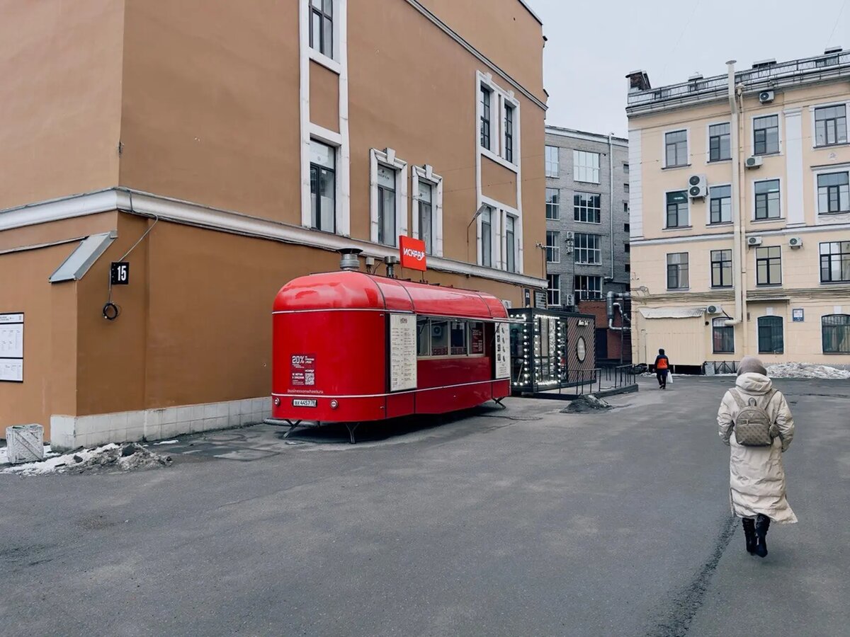    Ленполиграфмаш может лишиться ларьков и павильонов, а его посетители без кофе и хот-догов. Фото: Мойка78