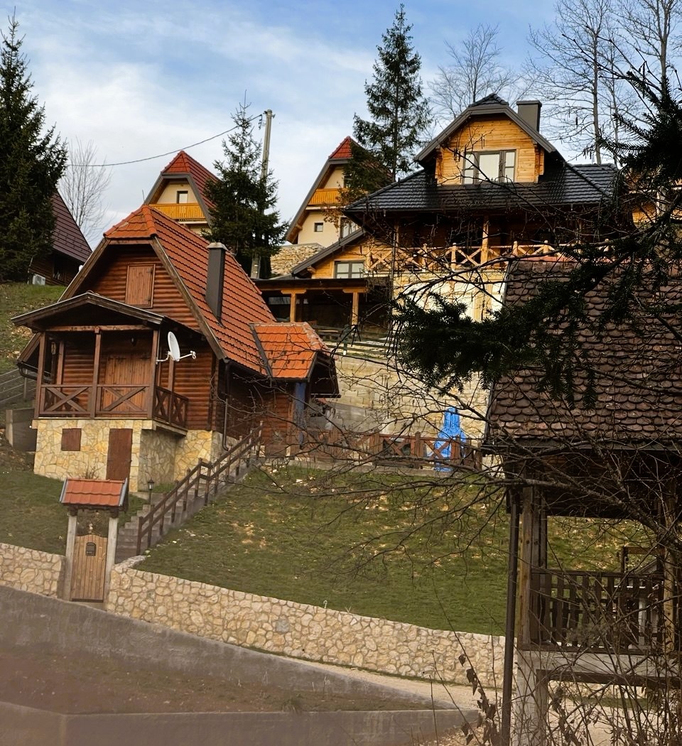 Часто  один дом хозяев, а рядом три домика под сдачу