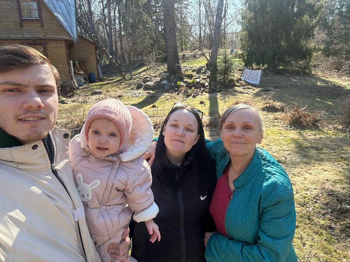 Оля с семьей у меня в гостях.