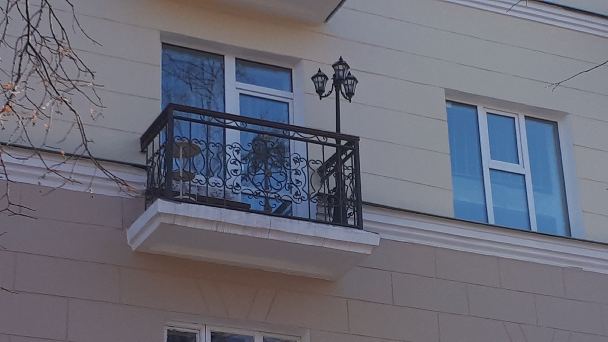 Балкон на Проспекте Ленина как бы собственная частичка улицы.