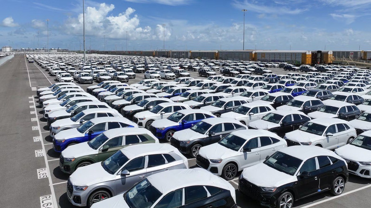 На складах компании в Штатах находится порядка 37 тысяч автомобилей, которые нужно как-то продать.