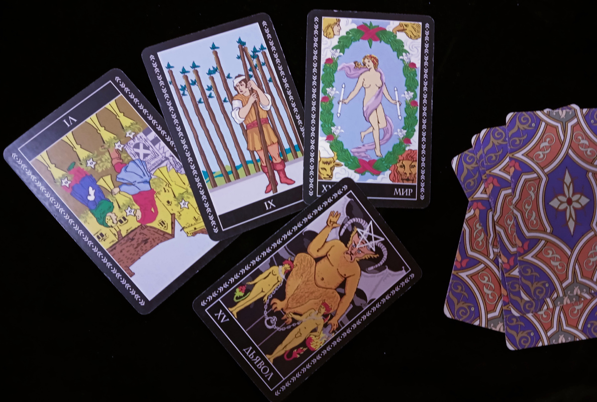 Таро для Скорпионов на апрель 2025 