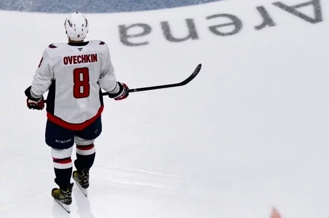    Почему Овечкин играет под номером 8?