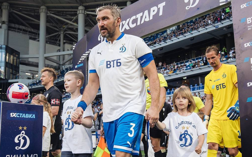 Овечкин с капитанской повязкой выводит динамовцев на матч против Амкала.