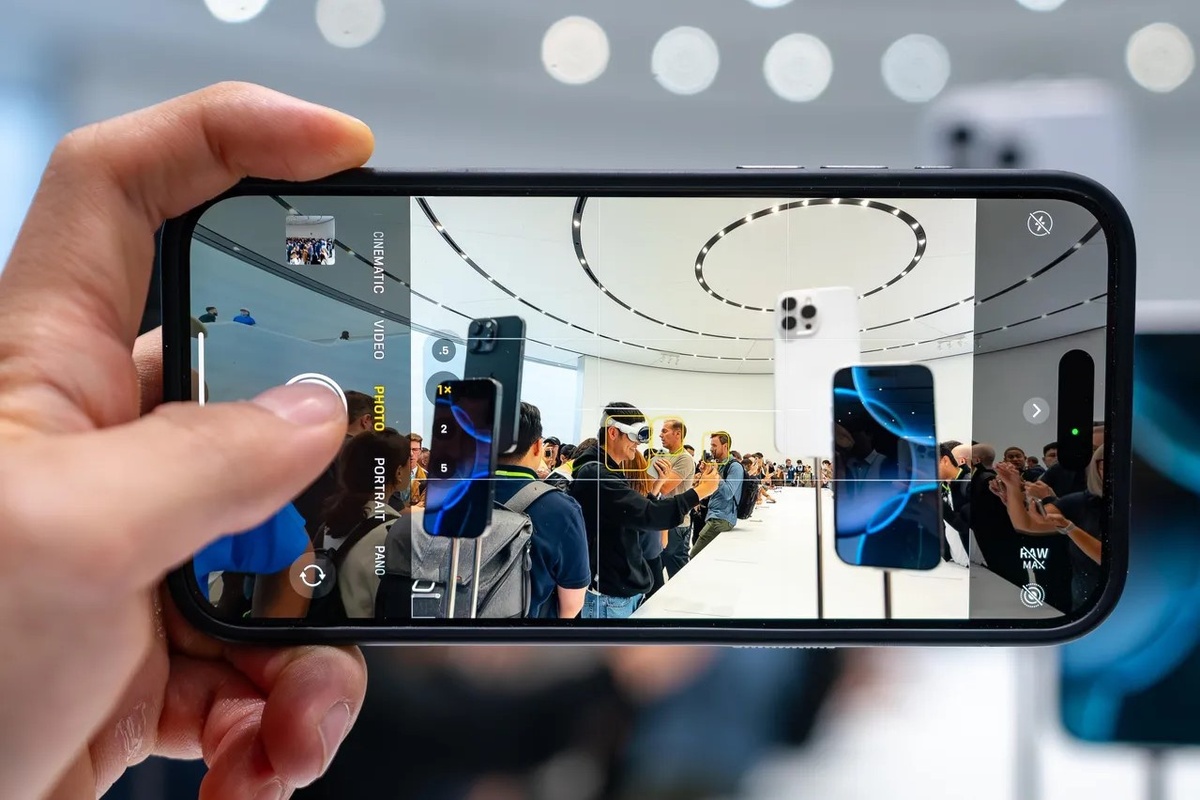    Интуитивно многие заранее отдадут предпочтение iPhone 16 Pro Max. Но его лидерство на фоне сильных конкурентов ещё нужно подтвердить. Фото: zdnet.com