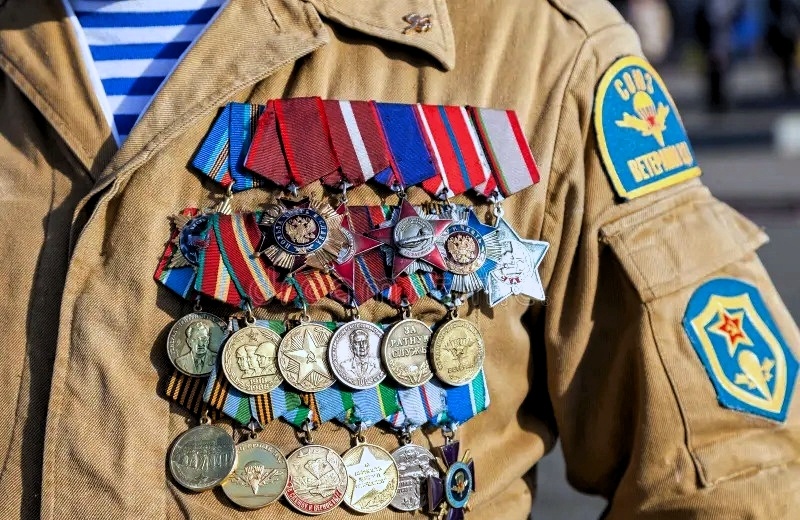 Раньше такой "иконостас" можно было наблюдать лишь у советских военачальников. Сегодня это привычная картина в Вооружённых Силах. Фото из открытых источников.