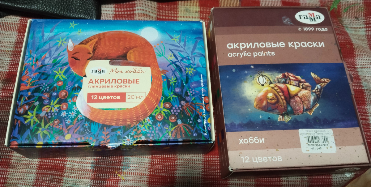 Коробка нового набора более яркая и продающая, стильная и притягательная (для меня) и представителей нового поколения, старая тоже очаровательная и строгая функциональная, но глобальные тренды новых поколений диктуют своё.