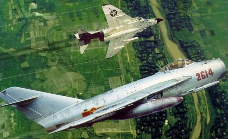 На участие соваетских лётчиков во Вьетнамской войне был наложен прямой запрет, но как всегда бывает, он всегда нарушался. Картика Авиационист