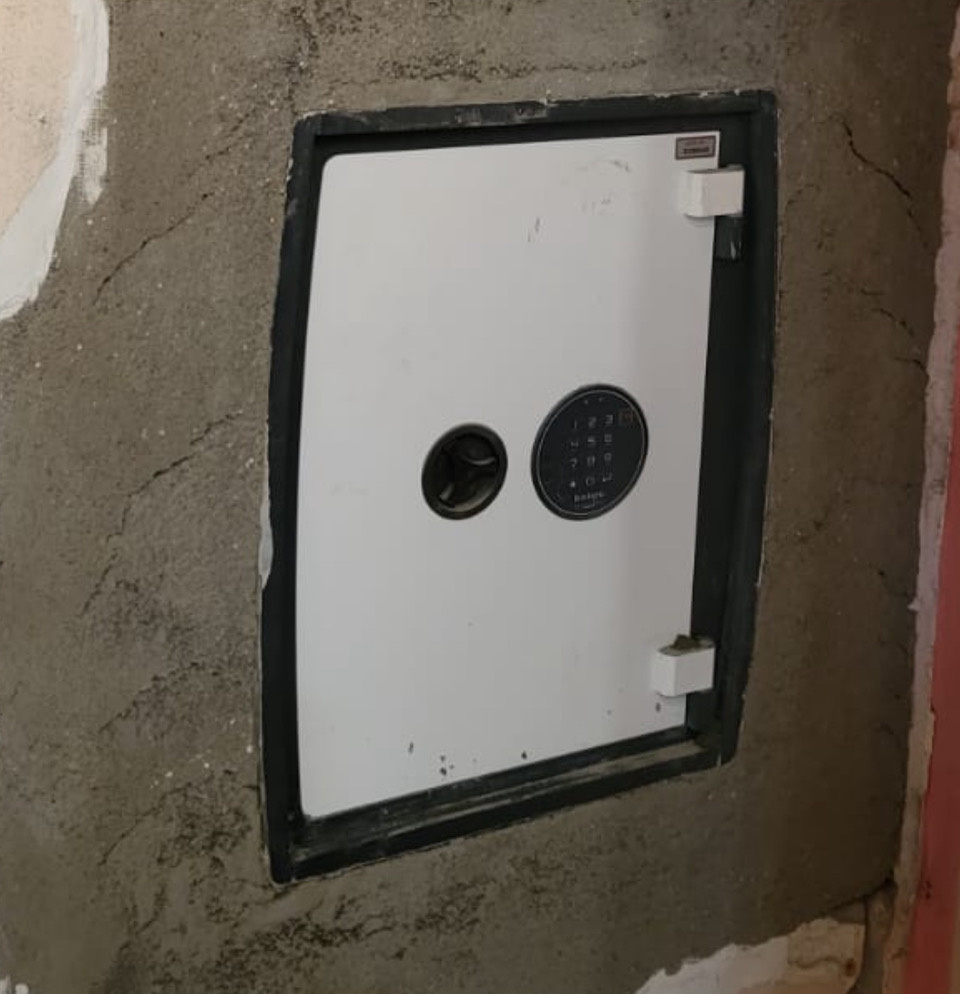 Встроенный в забетонированую и армированную по всем строительным нормам нишу встраиваемый сейф Bordogna Lorica Piu (Grade 0 – EN 1143)