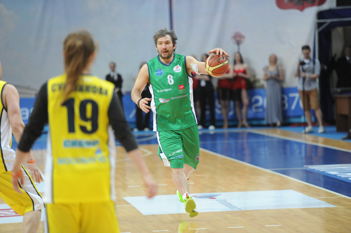 Овечкин участвовал в благотворительном баскетбольном матче. Фото: Владимир Веленгурин 