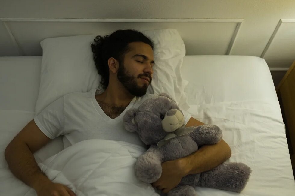     Спать с плюшевыми игрушками — полезно для взрослых! И вот что говорит наука