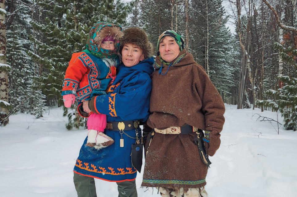 Эдуард Сандрин с сыном и внучкой. Фото: Ирина Молчанова/АНО «Ямал-Медиа»