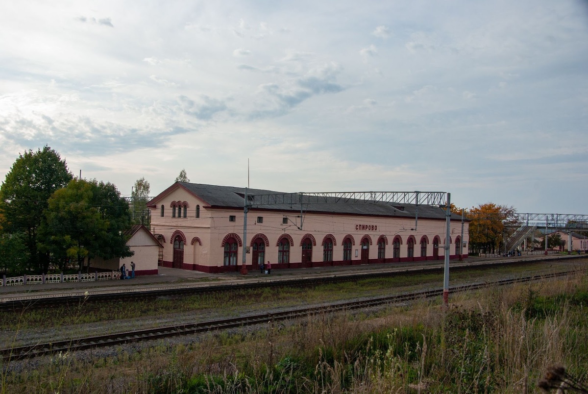 Станция Спирово: Svetlov Artem. Собственная работа, CC BY 4.0, https://commons.wikimedia.org/w/index.php?curid=115309995