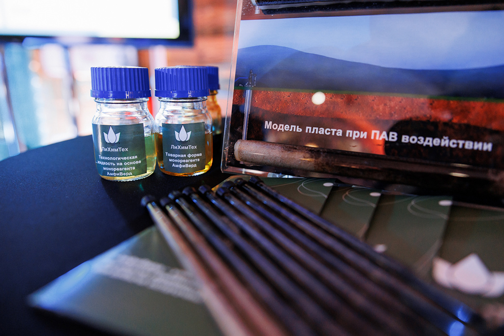    Образцы реагента для упрощения добычи «трудной» нефти, разработанного командой Регины