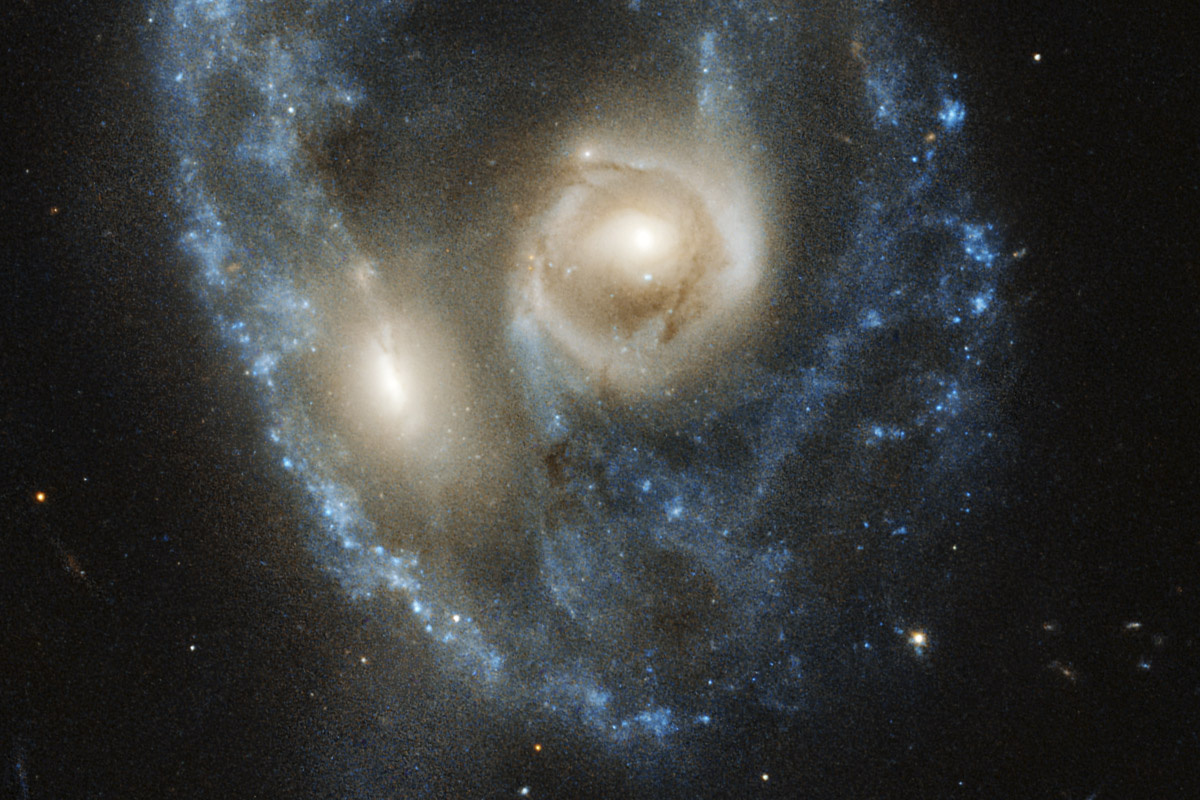 Arp-Madore 2026-424 — пара сливающихся галактик. Эта система находится на расстоянии около 704 миллионов световых лет от Земли / © NASA/ESA