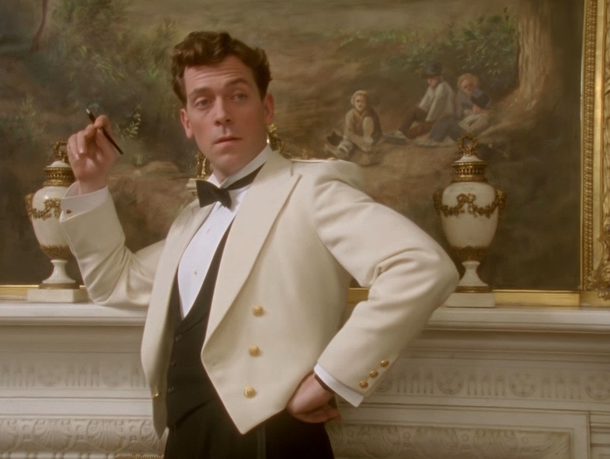 Хью Лори в роли Бертрана Вустера красуется в белом укороченном mess jacket