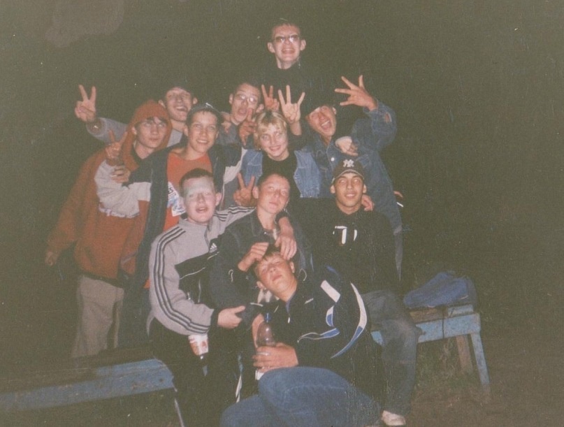 Автор в окружении  мальчишек лето 2004 г